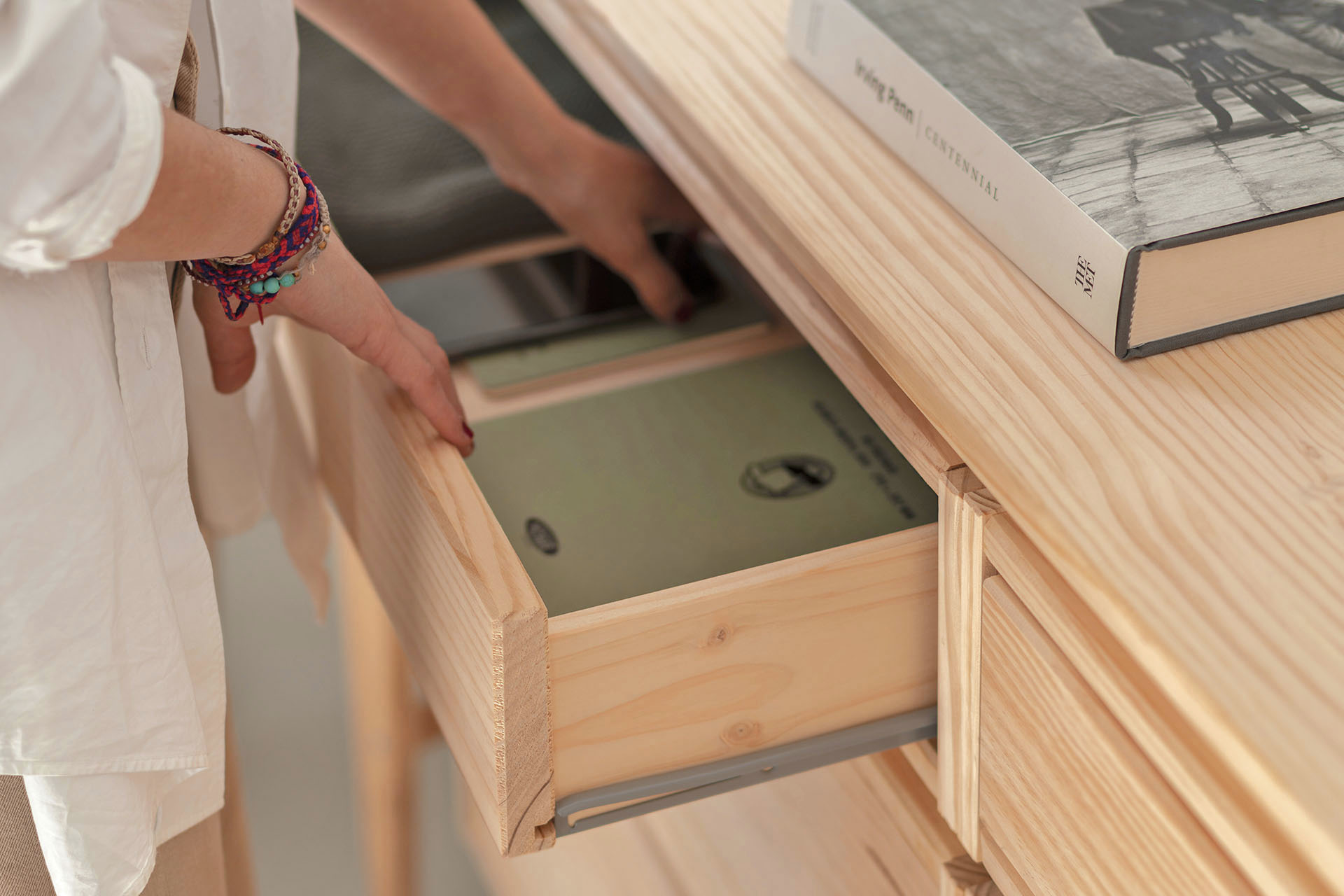 Imagen de ambiente 3 para:Aparador c&oacute;moda de madera maciza